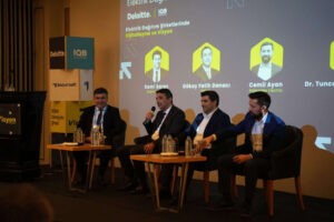 Dijitalleşme ve vizyon temalı elektrik paneli, uzman konuşmacılar ve sektör liderleri bir arada.